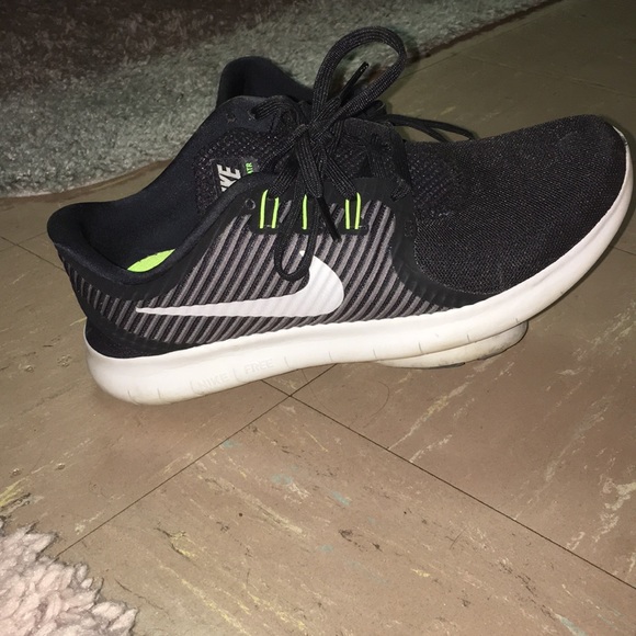Nike Shoes - Nike Free Runs